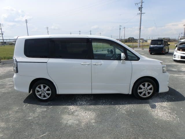 TOYOTA Voxy thumbnail 6