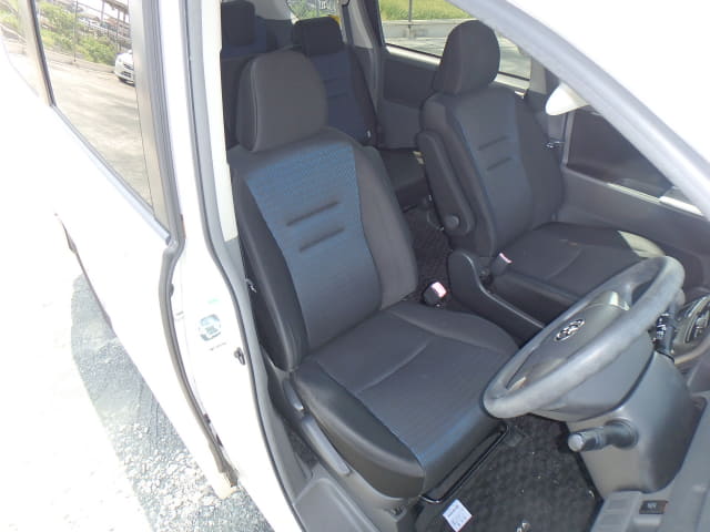 TOYOTA Voxy thumbnail 25