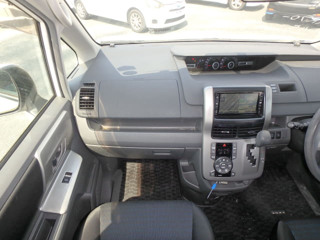 TOYOTA Voxy thumbnail 33