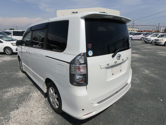 TOYOTA Voxy thumbnail 3