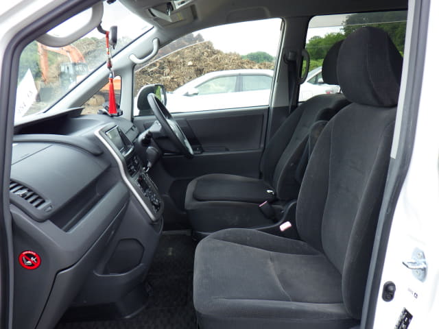 TOYOTA Voxy thumbnail 25