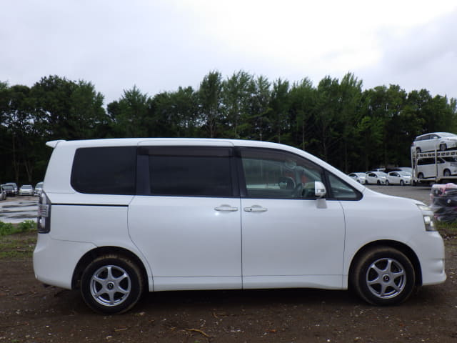 TOYOTA Voxy thumbnail 6