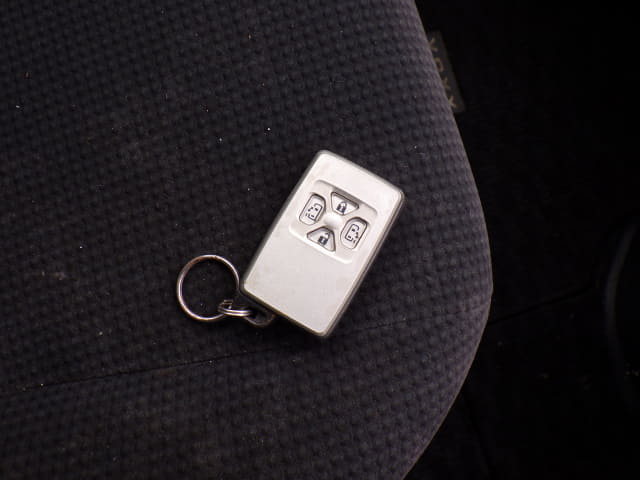 TOYOTA Voxy thumbnail 41