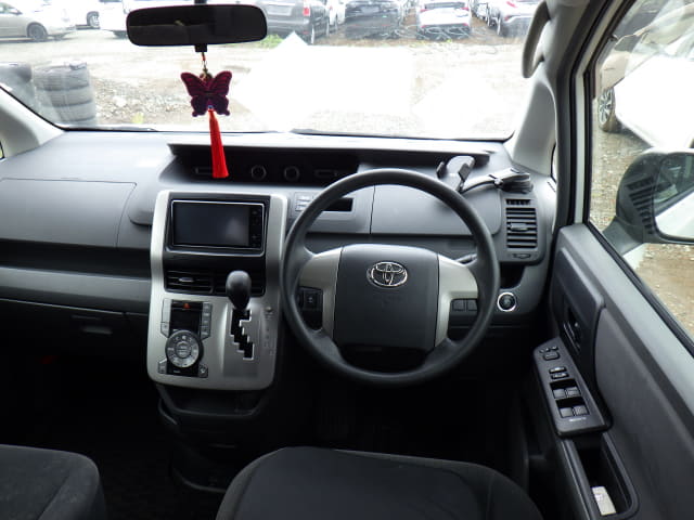 TOYOTA Voxy thumbnail 31