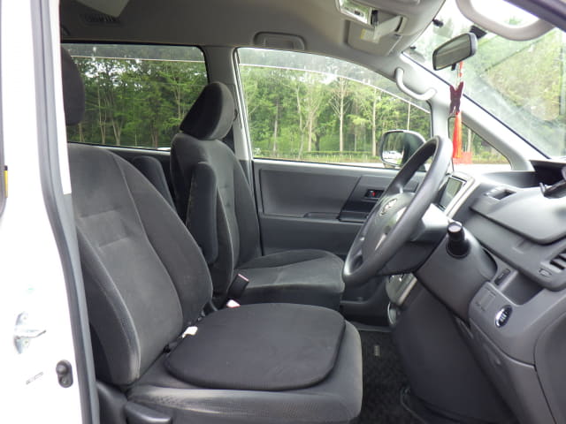 TOYOTA Voxy thumbnail 24