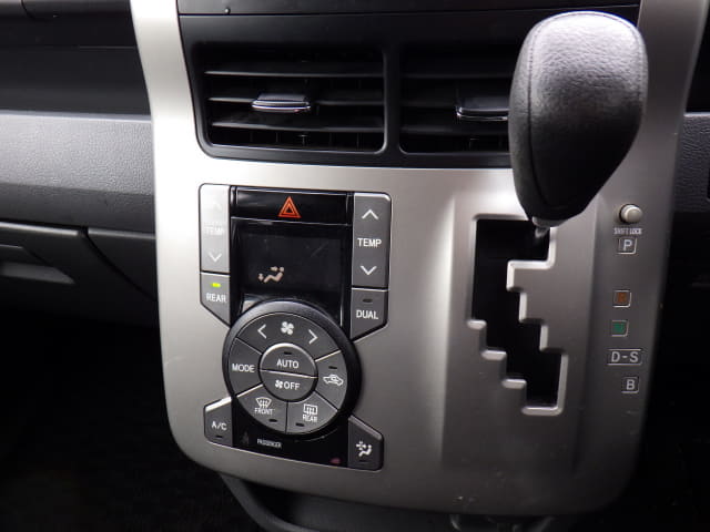 TOYOTA Voxy thumbnail 39