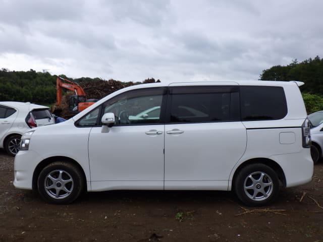TOYOTA Voxy thumbnail 2