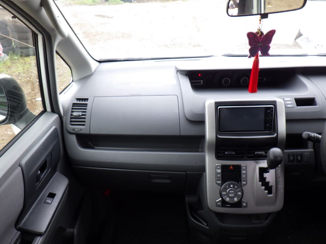 TOYOTA Voxy thumbnail 32