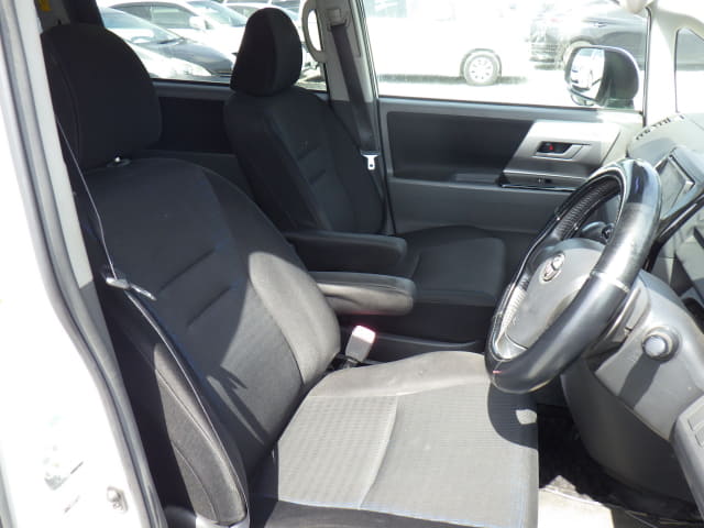 TOYOTA Voxy thumbnail 25