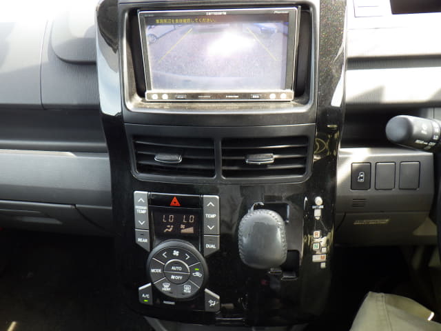 TOYOTA Voxy thumbnail 39