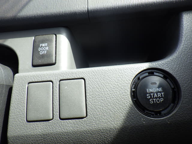 TOYOTA Voxy thumbnail 38