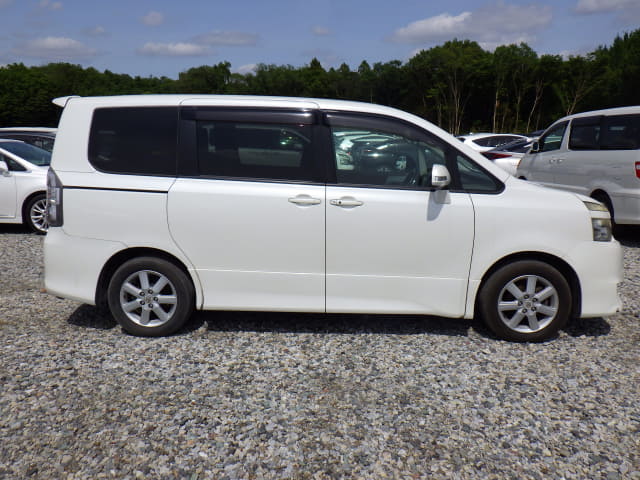 TOYOTA Voxy thumbnail 6