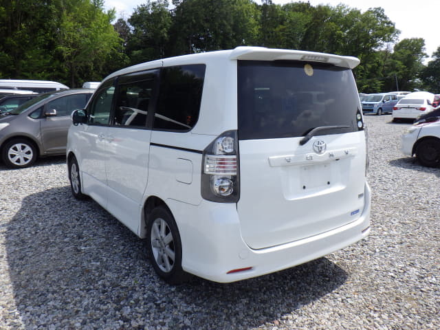 TOYOTA Voxy thumbnail 3