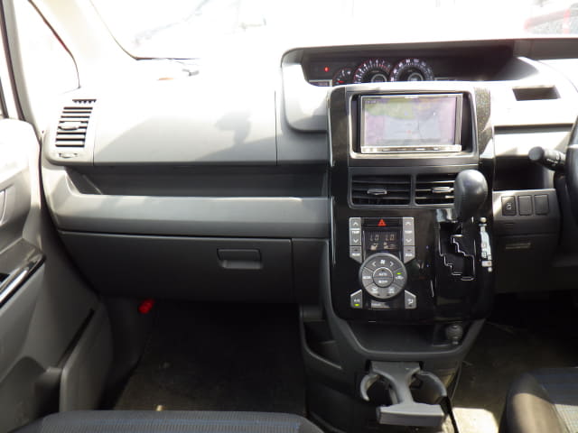 TOYOTA Voxy thumbnail 33