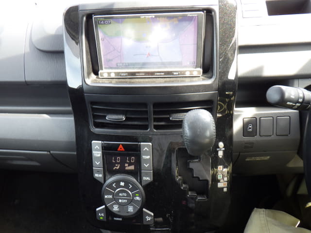 TOYOTA Voxy thumbnail 36