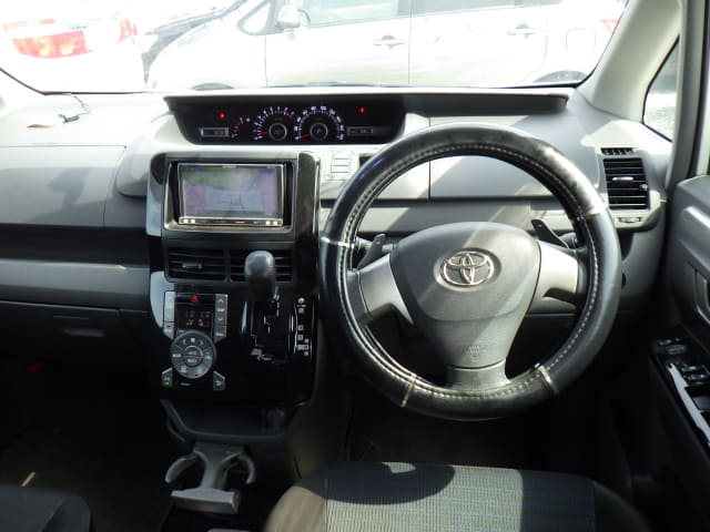 TOYOTA Voxy thumbnail 32