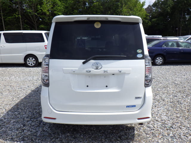 TOYOTA Voxy thumbnail 4