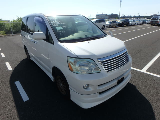 TOYOTA Noah thumbnail 7