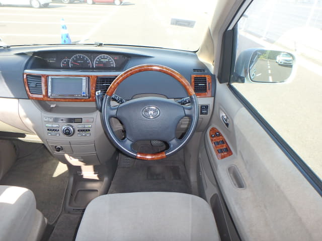 TOYOTA Noah thumbnail 32