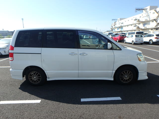 TOYOTA Noah thumbnail 6