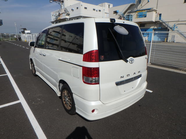 TOYOTA Noah thumbnail 3