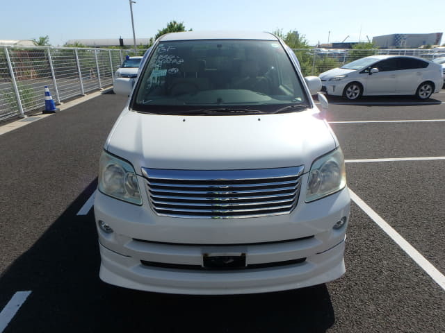 TOYOTA Noah thumbnail 8