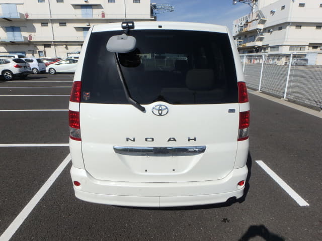 TOYOTA Noah thumbnail 4