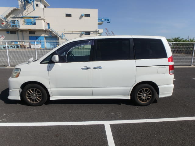 TOYOTA Noah thumbnail 2