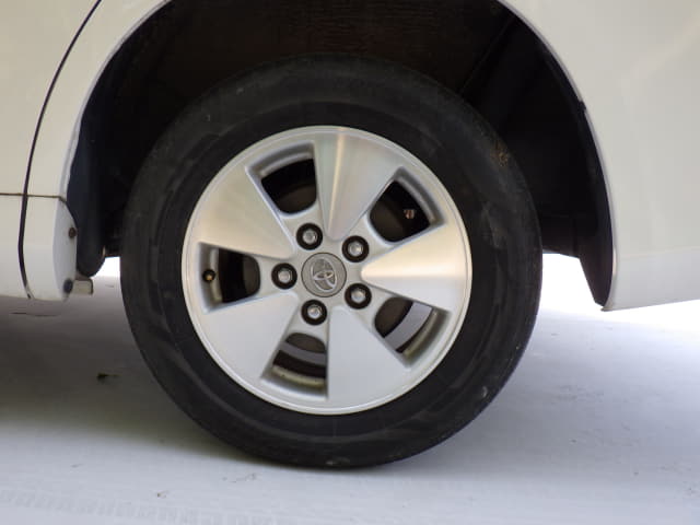 TOYOTA Voxy thumbnail 10
