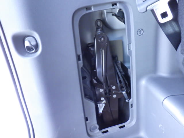 TOYOTA Voxy thumbnail 31