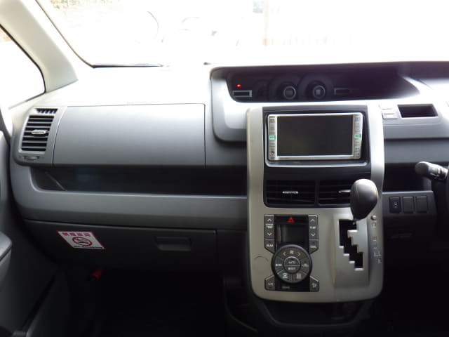 TOYOTA Voxy thumbnail 33