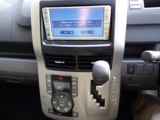 TOYOTA Voxy thumbnail 37