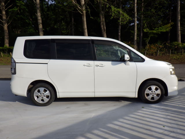 TOYOTA Voxy thumbnail 6