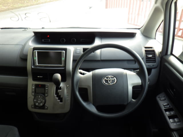 TOYOTA Voxy thumbnail 32