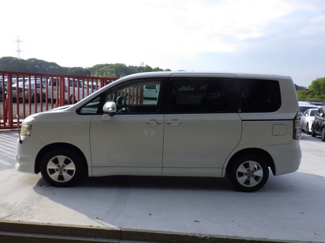 TOYOTA Voxy thumbnail 2