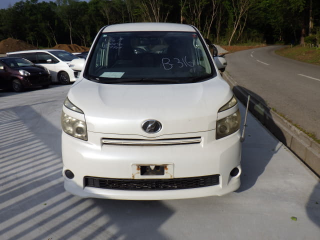 TOYOTA Voxy thumbnail 8