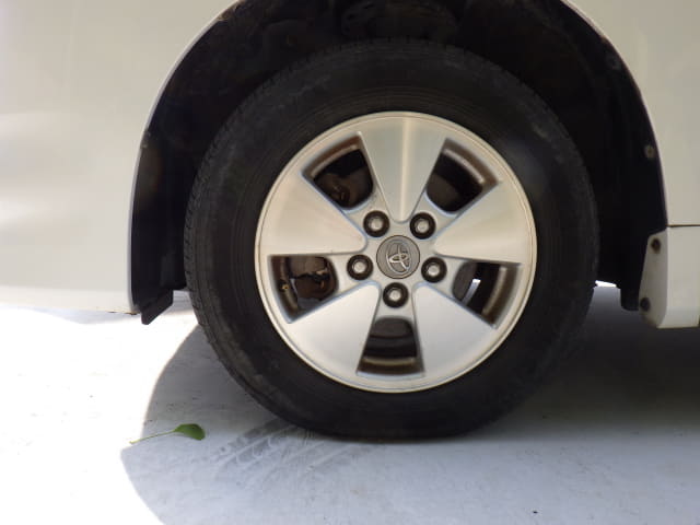 TOYOTA Voxy thumbnail 9