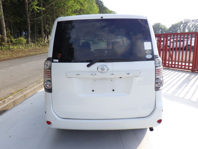 TOYOTA Voxy thumbnail 4