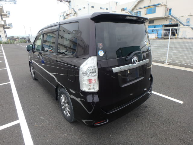 TOYOTA Voxy thumbnail 3