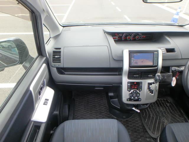 TOYOTA Voxy thumbnail 33