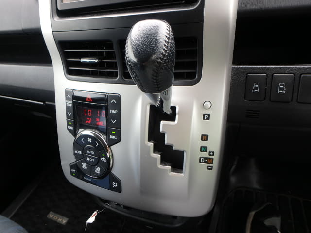 TOYOTA Voxy thumbnail 40