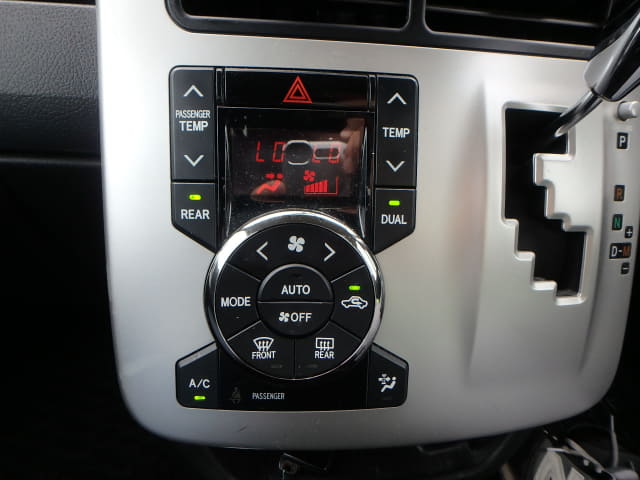 TOYOTA Voxy thumbnail 39