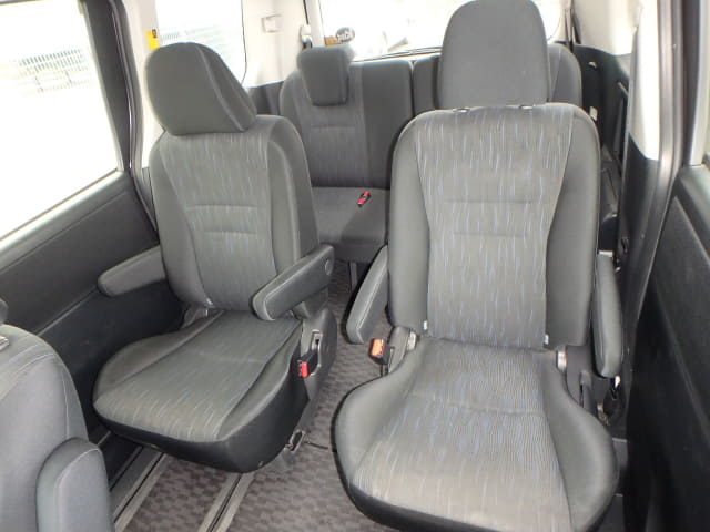 TOYOTA Voxy thumbnail 27