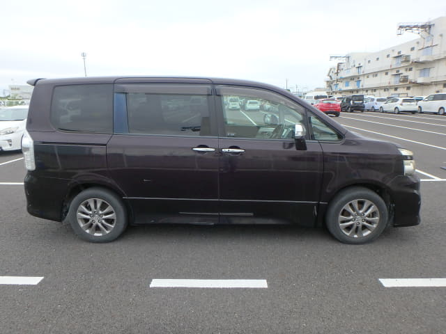 TOYOTA Voxy thumbnail 6