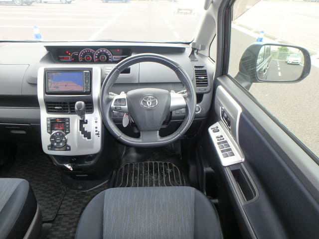 TOYOTA Voxy thumbnail 32