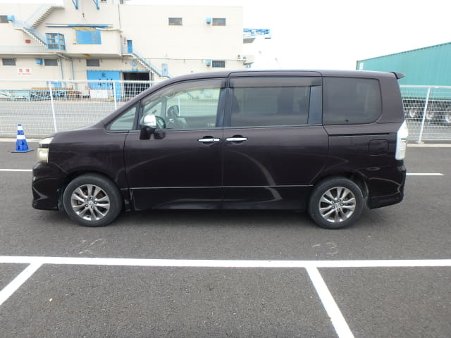 TOYOTA Voxy thumbnail 2