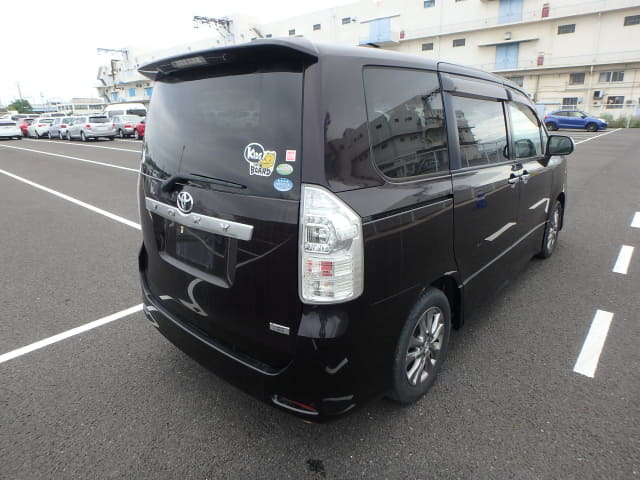 TOYOTA Voxy thumbnail 5