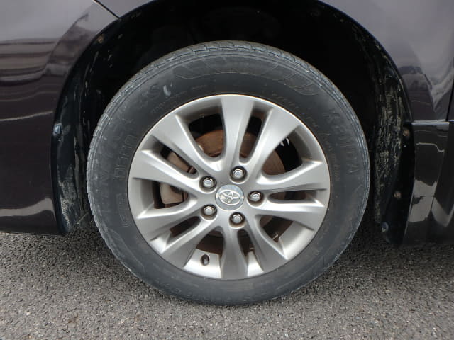 TOYOTA Voxy thumbnail 9