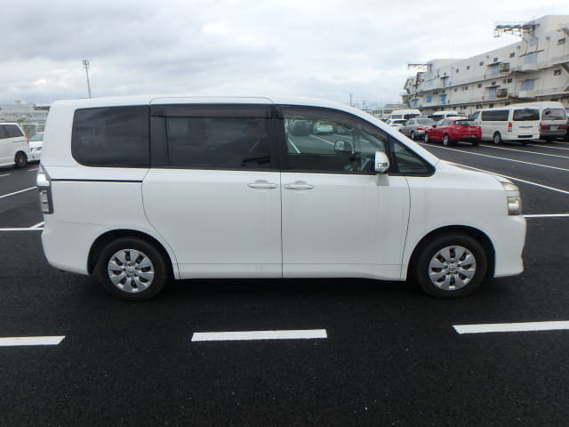 TOYOTA Voxy thumbnail 6