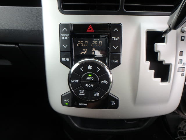 TOYOTA Voxy thumbnail 37